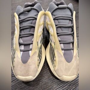 adidas Yeezy 700 V3 Fade Salt Size 9.5- USED